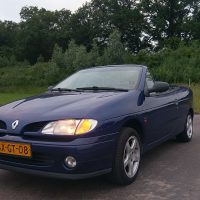 Renault Megane Cabrio met dak open en USLights aan