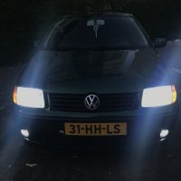 VW Polo 6N2 met USLights aan en xenon en mistlampen in Amsterdam