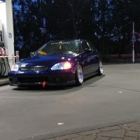 Honda Civic bij benzinepomp