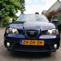 Seat Ibiza met USLights en mistlampen aan, logo zwart