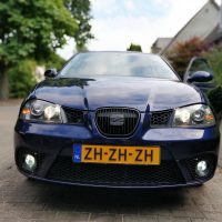 Seat Ibiza met USLights en mistlampen aan, logo zwart