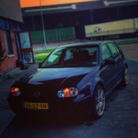 Golf 4 met USLights in schemer