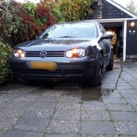 VW Golf 4 metal grey met USLights aan