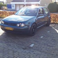 VW Golf 4 met USLights aan, kleur metal grey