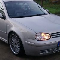 Vdub Mk4 met USLights aan en stadslicht aan, lowered BBS