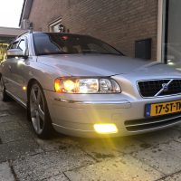 V70 met USLights in sidemarkers en mistlampen aan