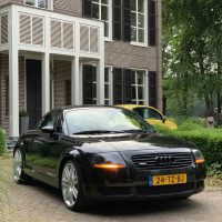 Audi TT met USLights bij woonhuis