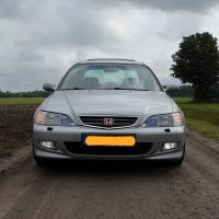 Honda Accord met USLights, donkere wolken