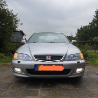 Honda Accord met USLights aan en blauwe lampen in de ruitenwissersproeiers