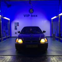 Honda Civic in wasbox met USLights aan