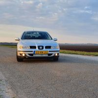 Seat Leon met USLights en booskijkers