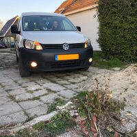 VW Caddy met USLights en mistlampen aan