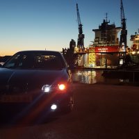 Seat Leon met USLights in de haven, verlaagd en dikke wielen