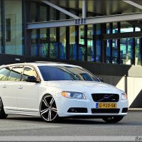 Volvo V70 white met USLights and xenon projector headlights