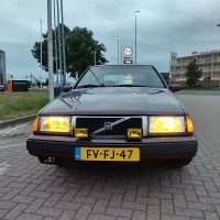 Volvo 440 met USLights aan en gele koplampen en gele mistlampen