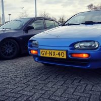 Nissan 100 NX met USLights naast Mitsubishi