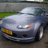 Mazda MX5 met booskijkers en USLights