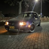 Golf 4 met USL aan van voren in de nacht