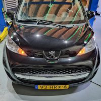 Peugeot 107 met USLights en booskijkers in werkplaats