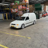 Caddy mk2 in werkplaats met knipperlichten aan