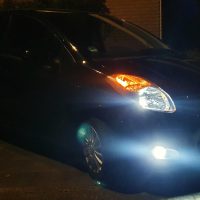 Toyota Yaris met USLights aan in de avond