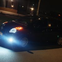 Toyota Yaris met USLights aan in de nacht