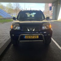 Nissan X Trail met USLights ingeschakeld en koplampen uit
